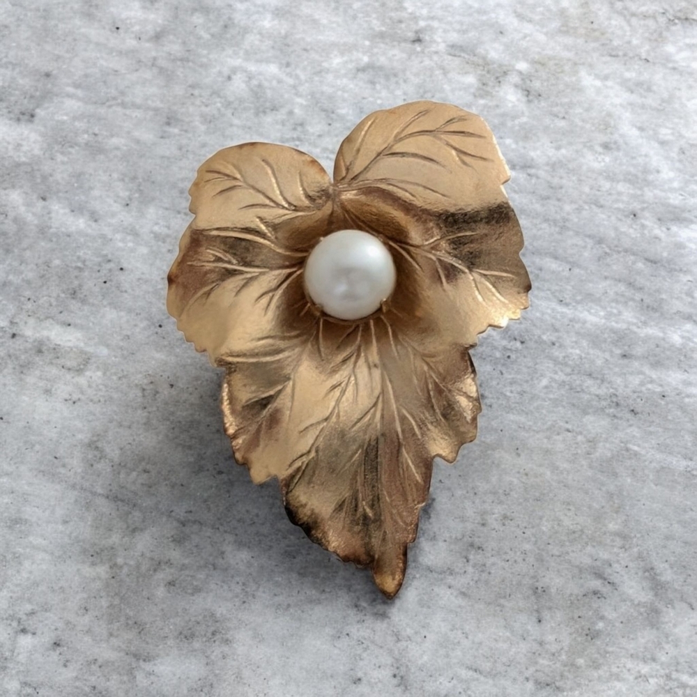 VINTAGE Pearl Gold Leaf Brooch Lily Pad Nature Pin Mid-century Jewelry